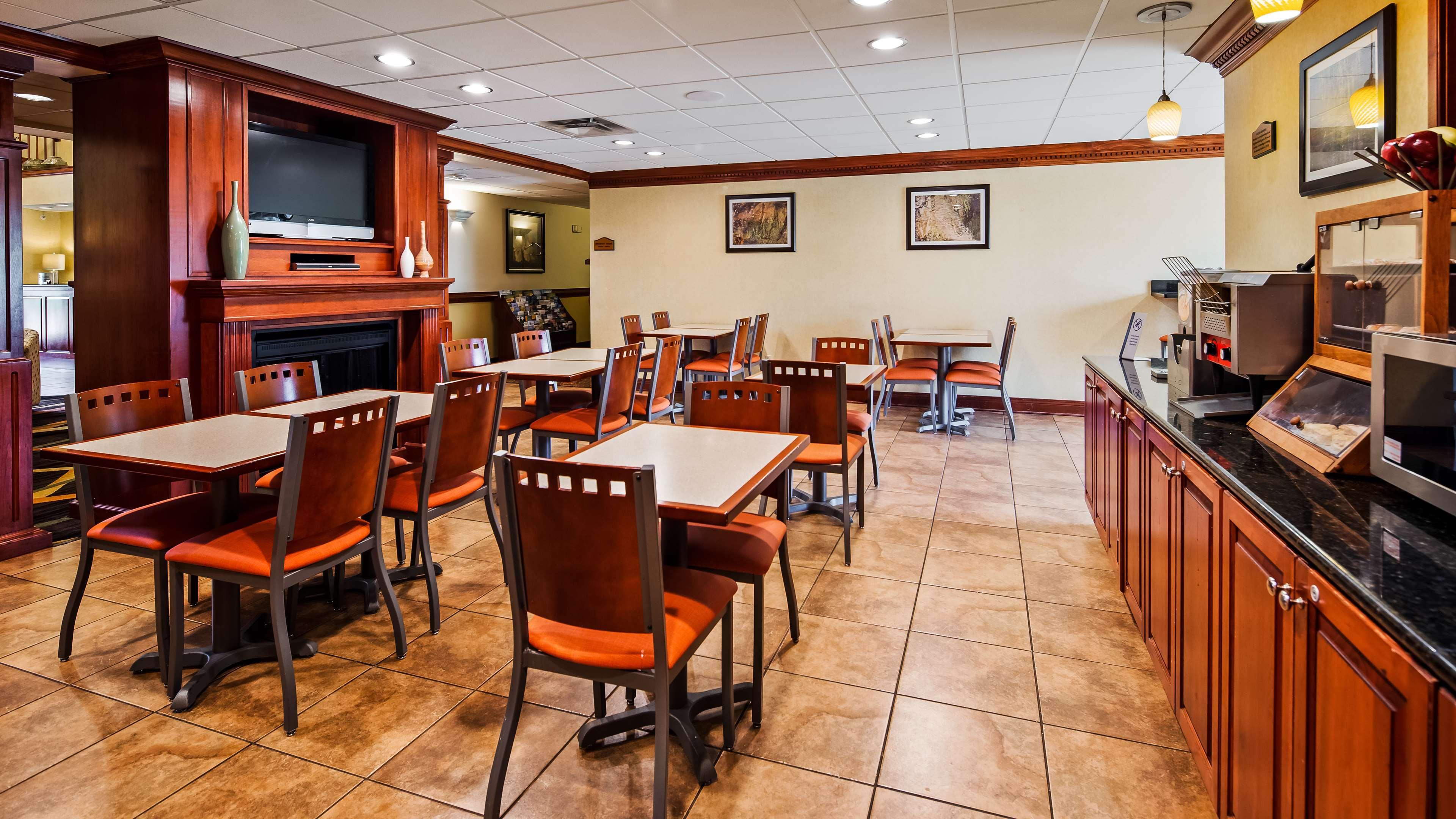 Best Western Plus Strawberry Inn & Suites Knoxville Exterior photo